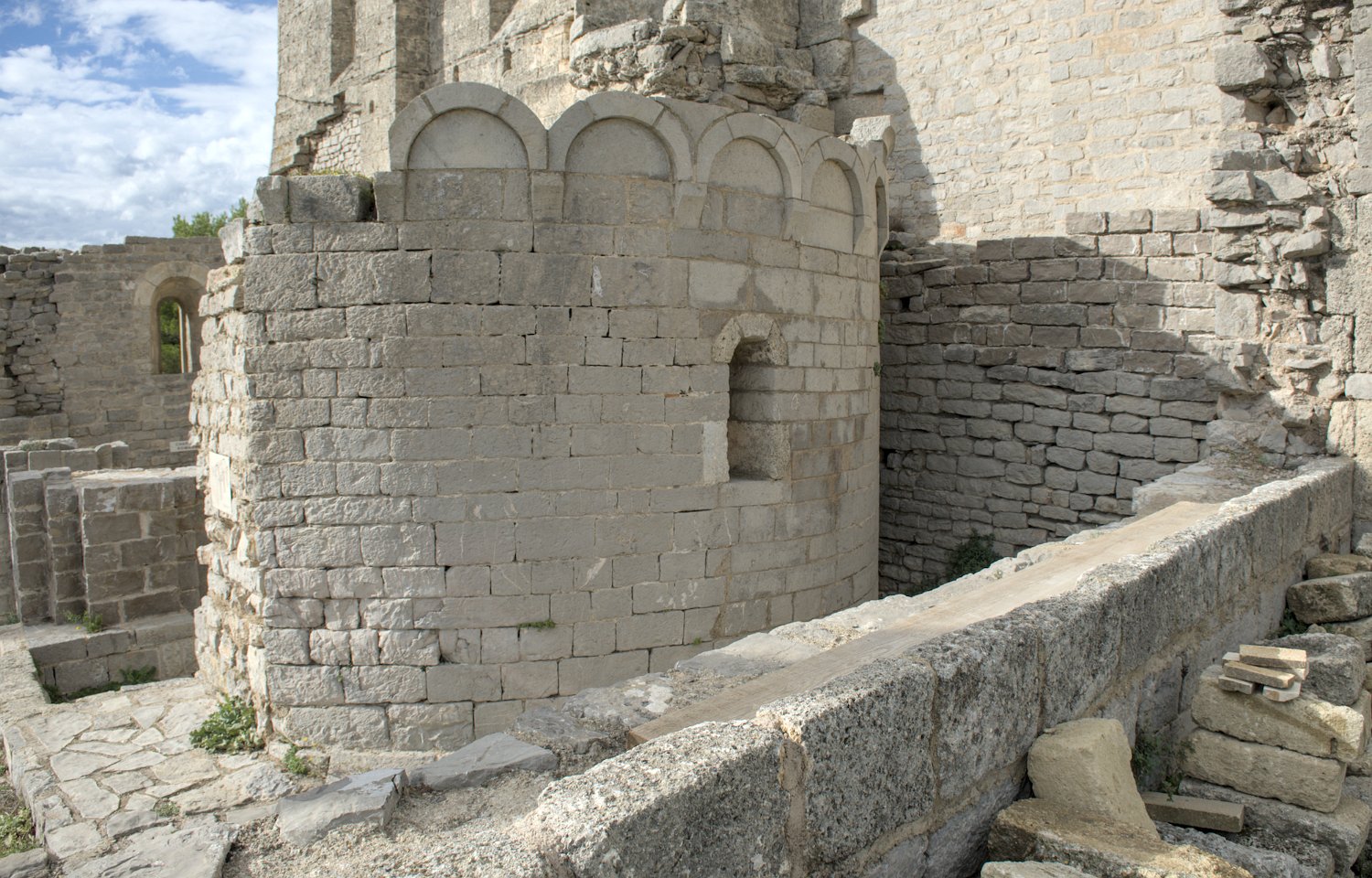 Vestiges du clocher de la chapelle romane