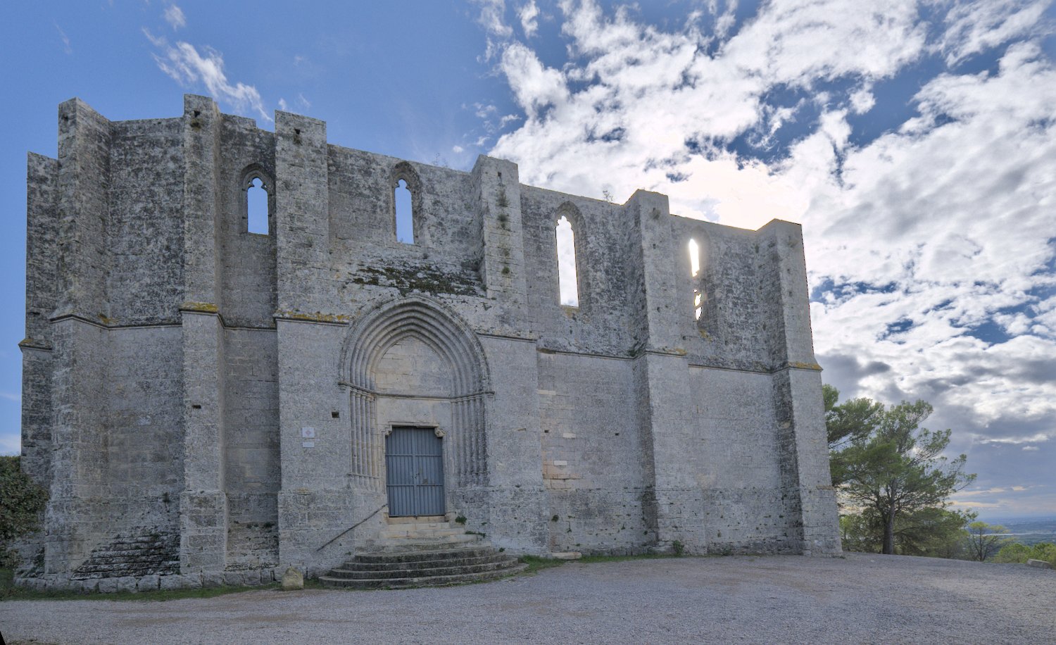 Eglise abbatiale - façade principale (Nord)